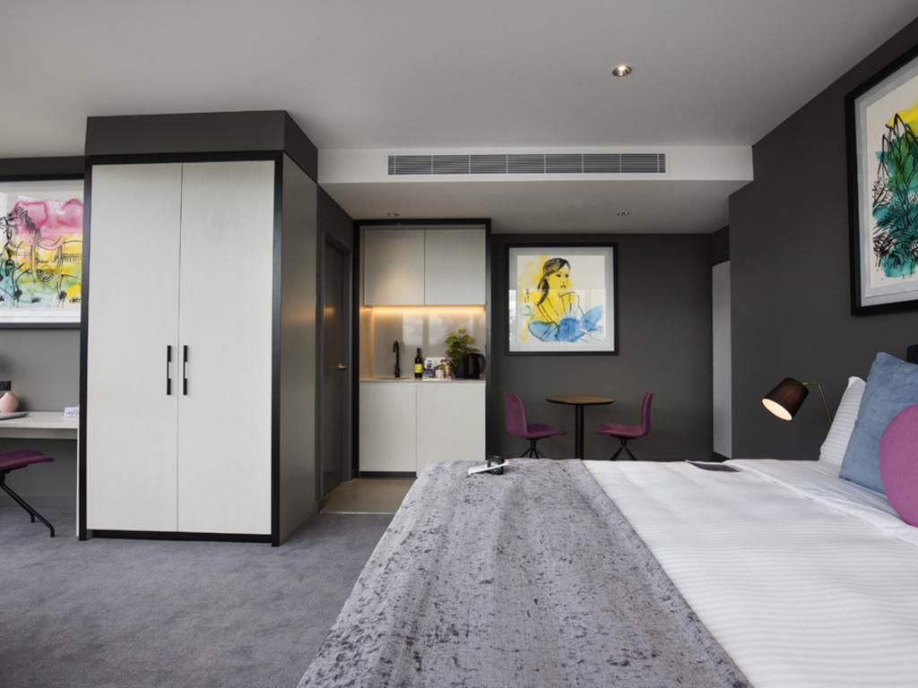 Art Series - The Chen Box Hill Eksteriør billede A room at the Hotel