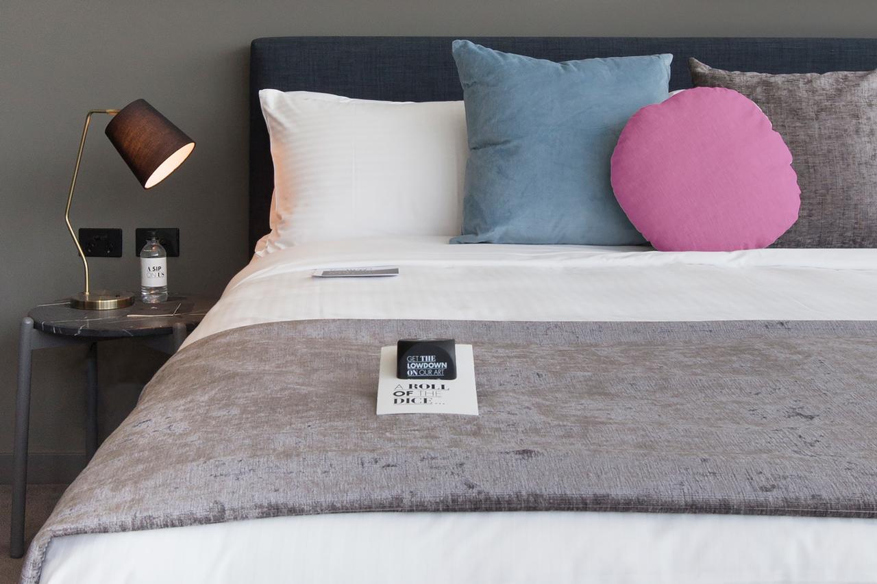 Art Series - The Chen Box Hill Eksteriør billede A bed with a throw