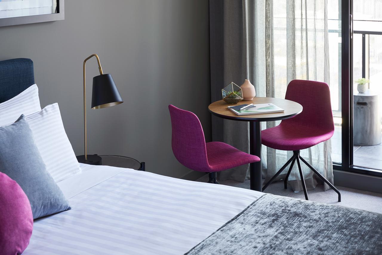 Art Series - The Chen Box Hill Eksteriør billede A room at the Hotel